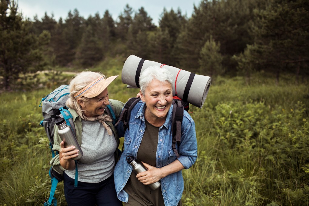 Deux femmes en forêt l’esprit tranquille grâce à un plan financier