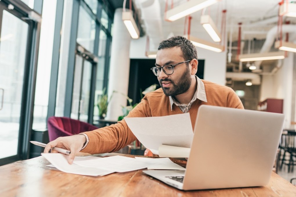 Un entrepreneur fait sa comptabilité d’entreprise pour gérer ses liquidités. 