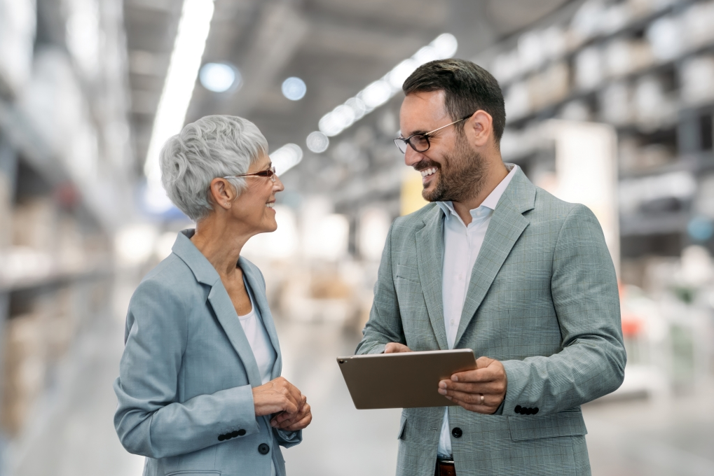 Photographie de deux professionnels pour un article sur le transfert d’entreprise