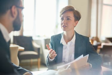 Femme planifiant une acquisition