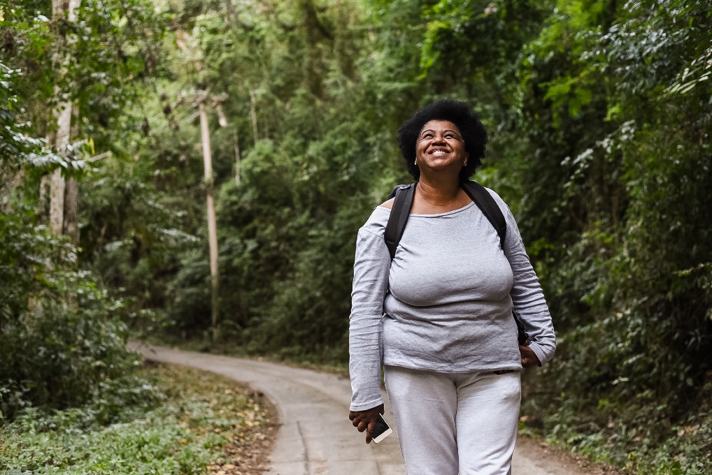 Image d'une femme retraitée en randonnée dans la nature