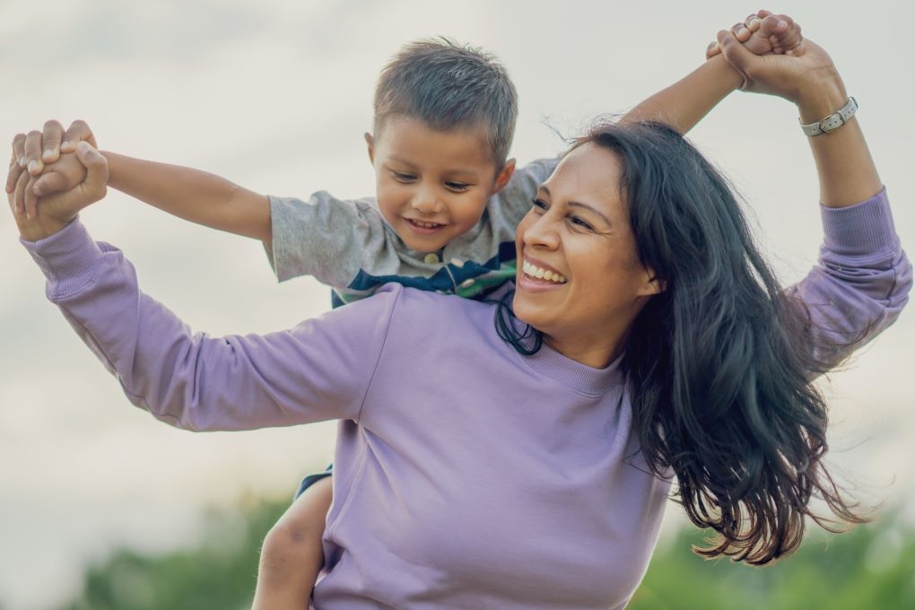 Photo d'une mère et sa fille pour un article sur l’union parentale.