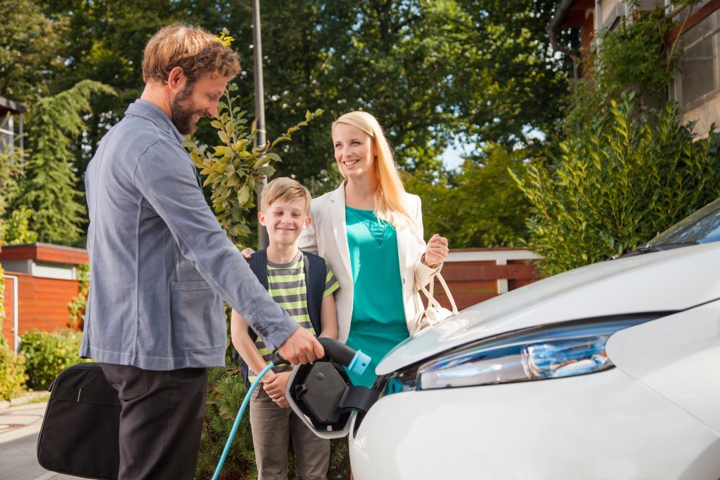 Famille-branchant-une-voiture-électrique