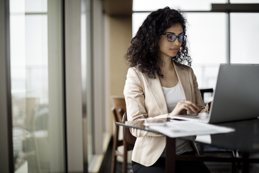 Employée vérifiant son fonds de pension en ligne 