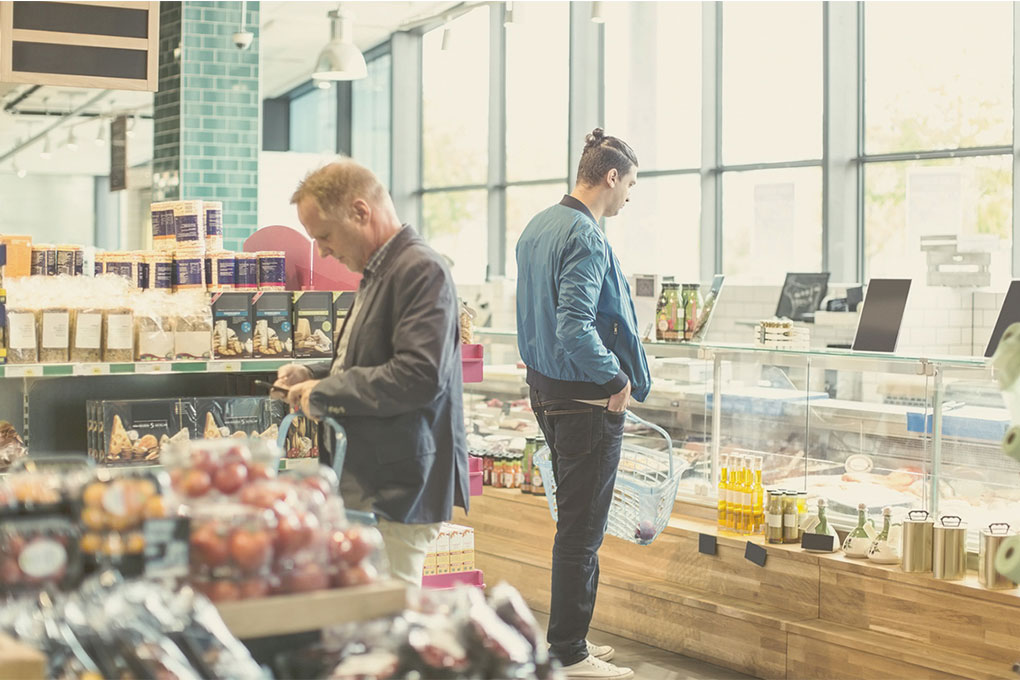 2 hommes à l'épicerie