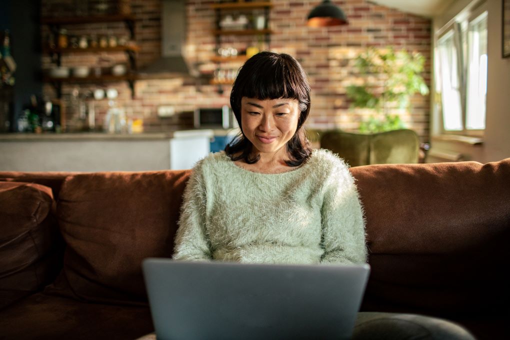 Photo d’une jeune femme souriante pour un article sur les stratégies pour payer moins d’impôts