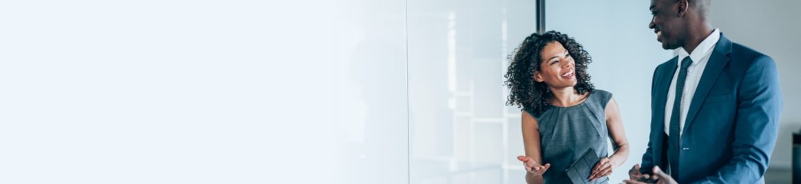 Photo d’un homme et d’une femme qui discutent dans un bureau 
