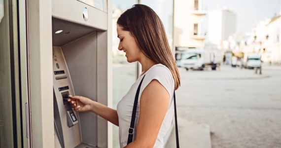 Photo d'une femme utilisant un guichet automatique extérieur