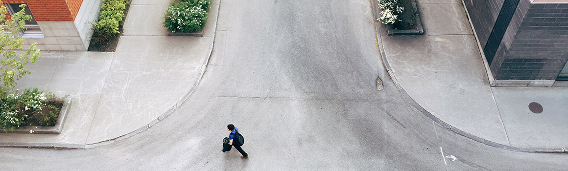 Image d'une personne marchant dans la rue.