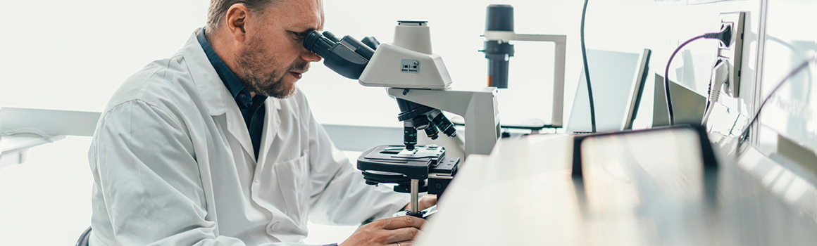 Image d'un biologiste travaillant dans un laboratoire professionnel.