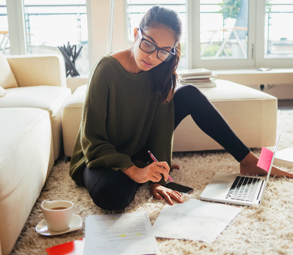 Image représentant une femme en train de travailler sur un tapis de salon