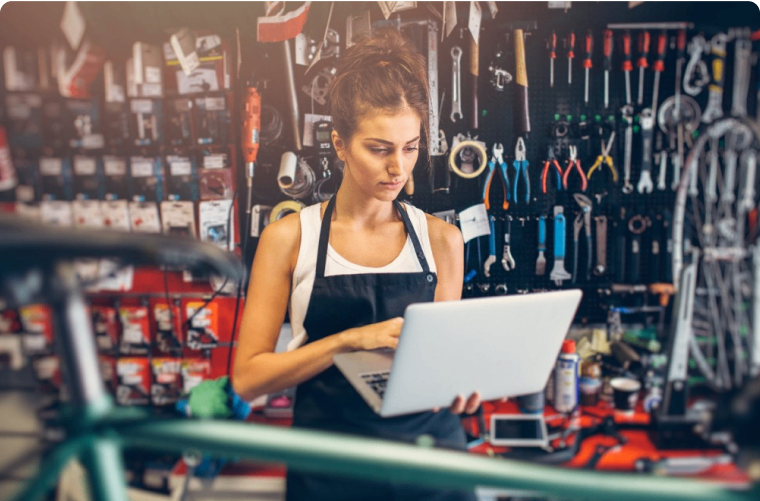 Photo d’une personne travaillant dans un atelier de réparation de vélos