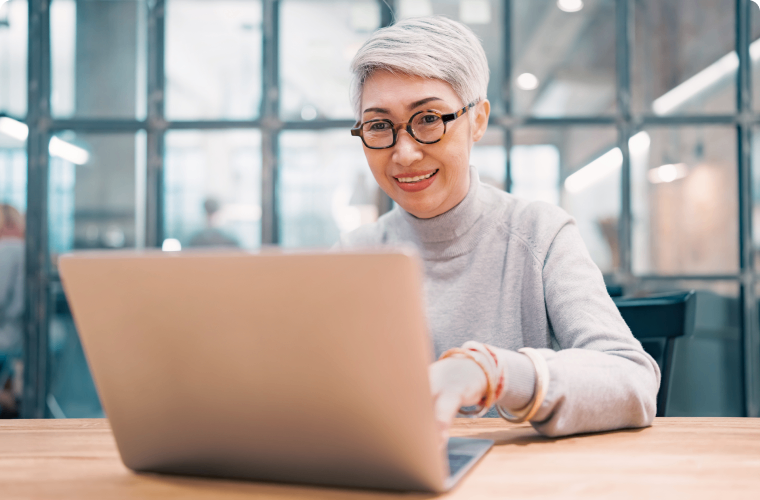 Photo d’une entrepreneure à son ordinateur regardant les démos sur les services bancaires en ligne
