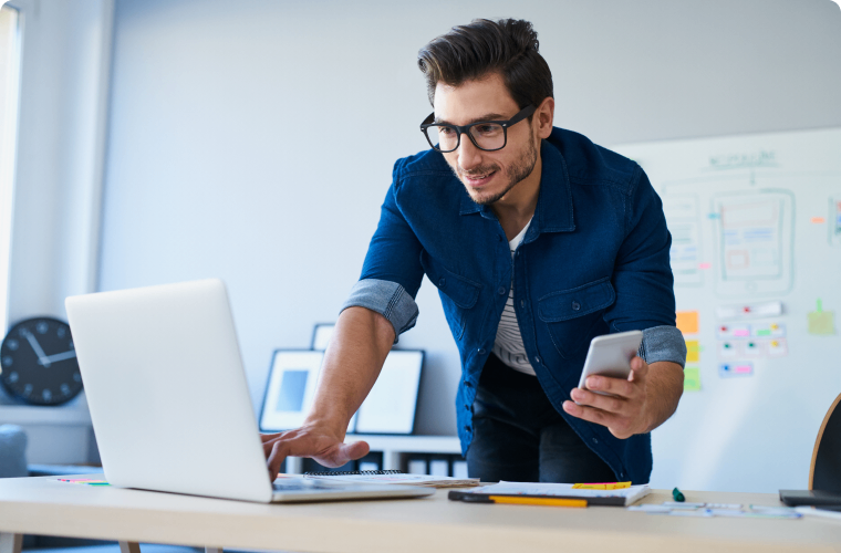 Photo d’un entrepreneur à son ordinateur cherchant des réponses à ses questions sur les services bancaires en ligne dans le Centre d’aide