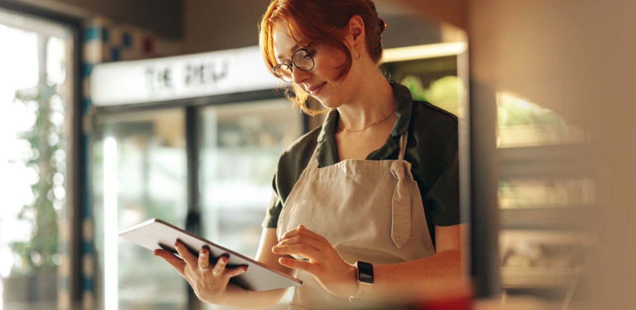 Photo d’une propriétaire d’entreprise effectuant un Virement Interac sur sa tablette 