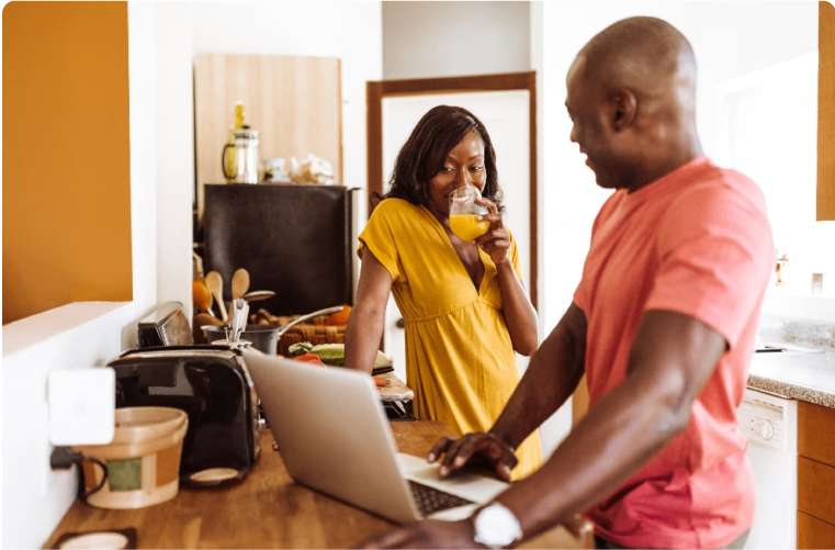Photo d’un couple avec un ordinateur portable pour des conseils sur la prévention de la fraude