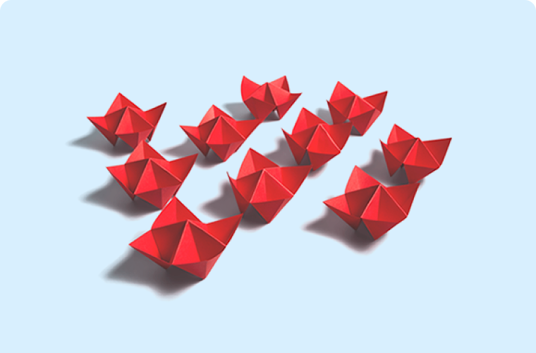 Illustration de petits bateaux de papier rouges sur fond bleu pâle 