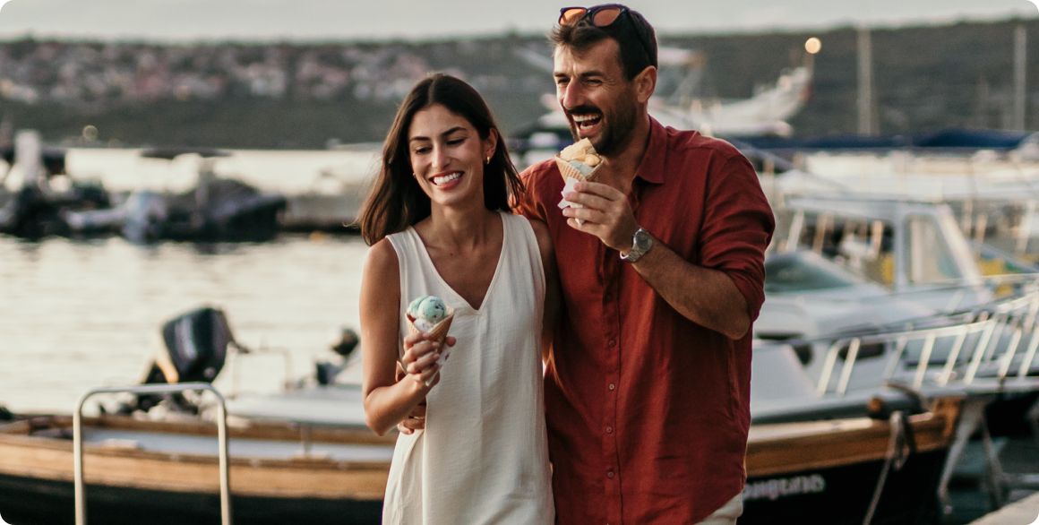 Photo d’un couple dégustant une crème glacée sur un bateau
