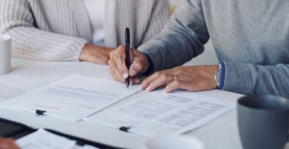 Image de mains signant des papiers importants