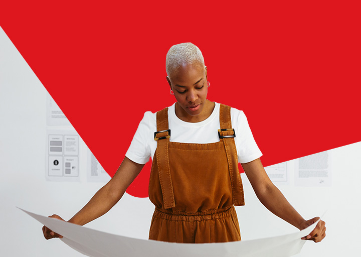 Photo d’une femme regardant un plan tout en songeant à choisir la Banque Nationale 
