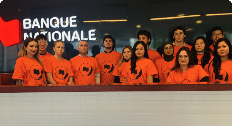 Photo d’un groupe d’employés portant un t-shirt orange en soutien aux réalités autochtones 