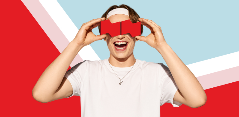 Photo d’une personne avec des lunettes de réalité augmentée en forme de logo Banque Nationale 