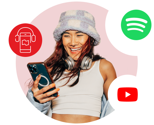 Photo d’une jeune personne qui regarde son cellulaire en souriant avec les logos de Spotify et de YouTube 