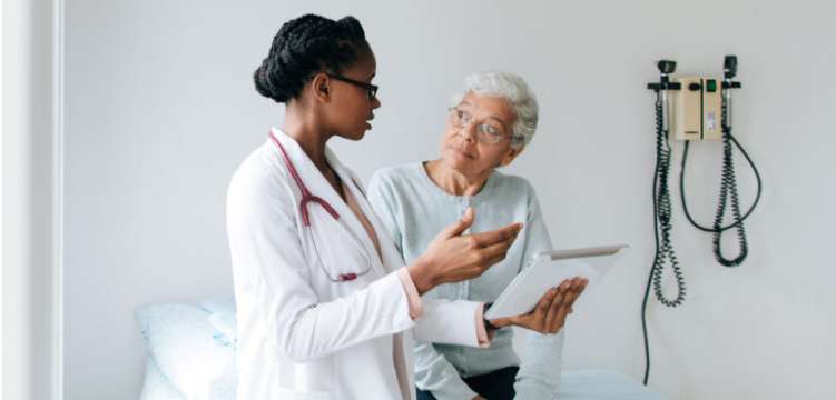 Photo de deux personnes dans une salle d’auscultation médicale 