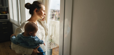 Photo d’une personne tenant un bébé 