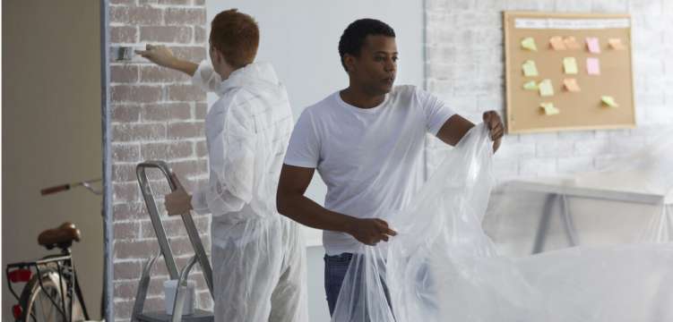 Photo de deux personnes en train de faire des travaux 