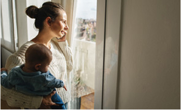 Photo d’un parent tenant son bébé