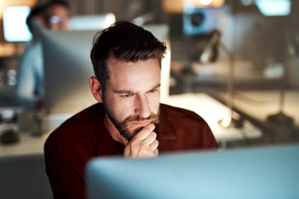Photo d'un homme travaillant devant son ordinateur